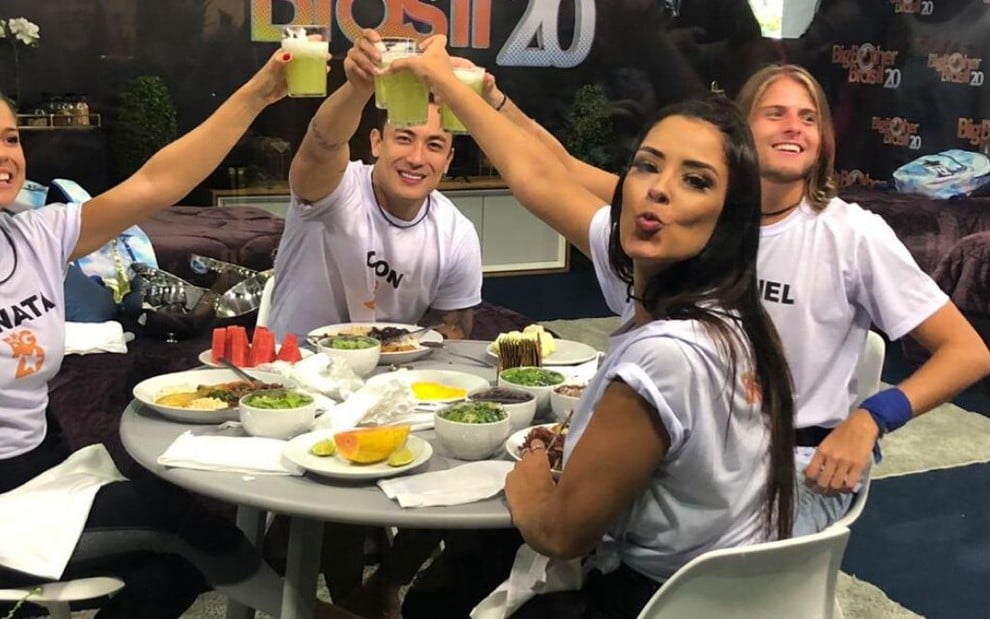 Renata, Caon, Ivy e Daniel fazem um brinde antes de refeição na casa de vidro do Big Brother Brasil 20