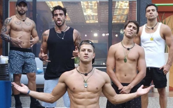 Imagem de Hadson Nery, Guilherme Napolitano, Lucas Gallina, Felipe Prior e Petrix Barbosa na frente do quarto do líder no BBB20
