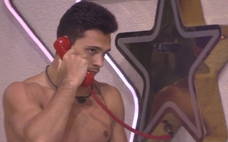 Petrix Barbosa ouve instruções ao atender o big fone no Big Brother Brasil Brasil