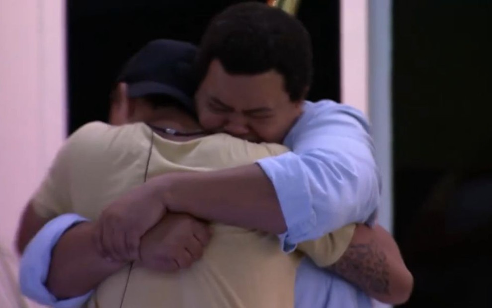 Imagem de Babu Santana e Felipe Prior se abraçando na área externa da casa após prova bate e volta do BBB20