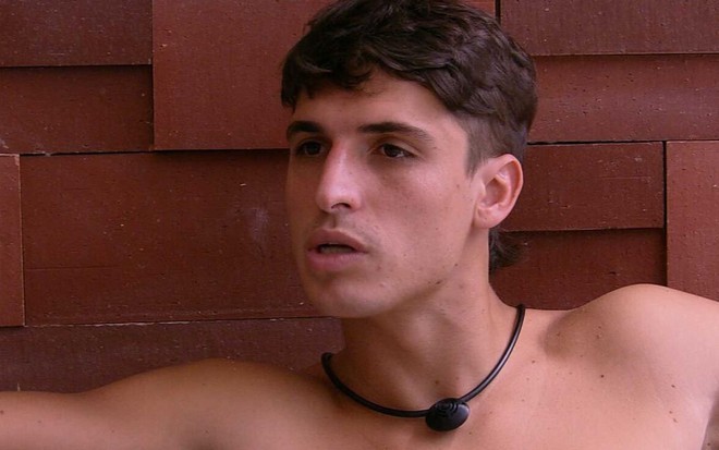 Sem camisa, Felipe Prior em uma imagem de quando ainda estava no BBB20