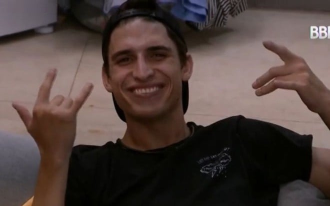 Felipe Prior em momento feliz, sorri na casa do BBB20