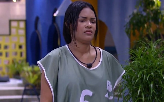 Imagem de Flayslane Raiane com o colete da prova do líder no BBB20