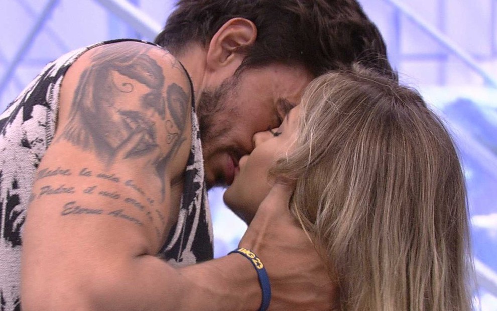 Gabi Martins e Guilherme Napolitano deram o primeiro beijo na noite de ontem (5) no BBB20