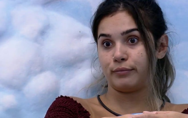 Gizelly Bicalho em conversa com as meninas no quarto céu do BBB20