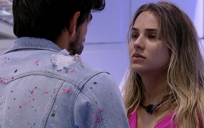 Imagem de Guilherme Napolitano (de costas) conversando na cozinha do BBB20 com Gabi Martins