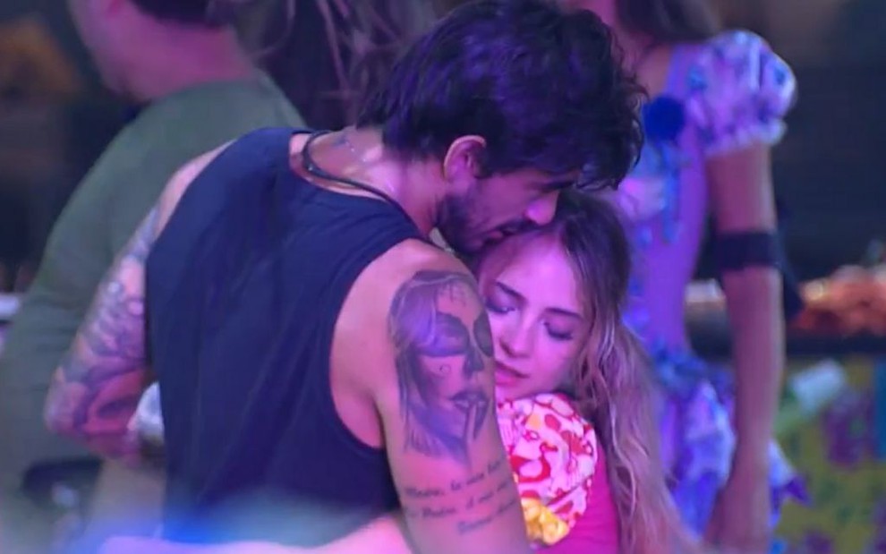 Imagem de Guilherme Napolitano e Gabi Martins abraçados durante festa no BBB20