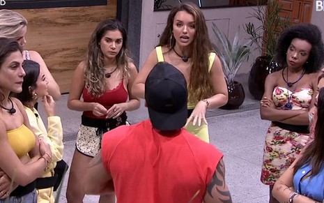 Mulheres confrontam Hadson (de costas) na área externa da casa do Big Brother Brasil 20