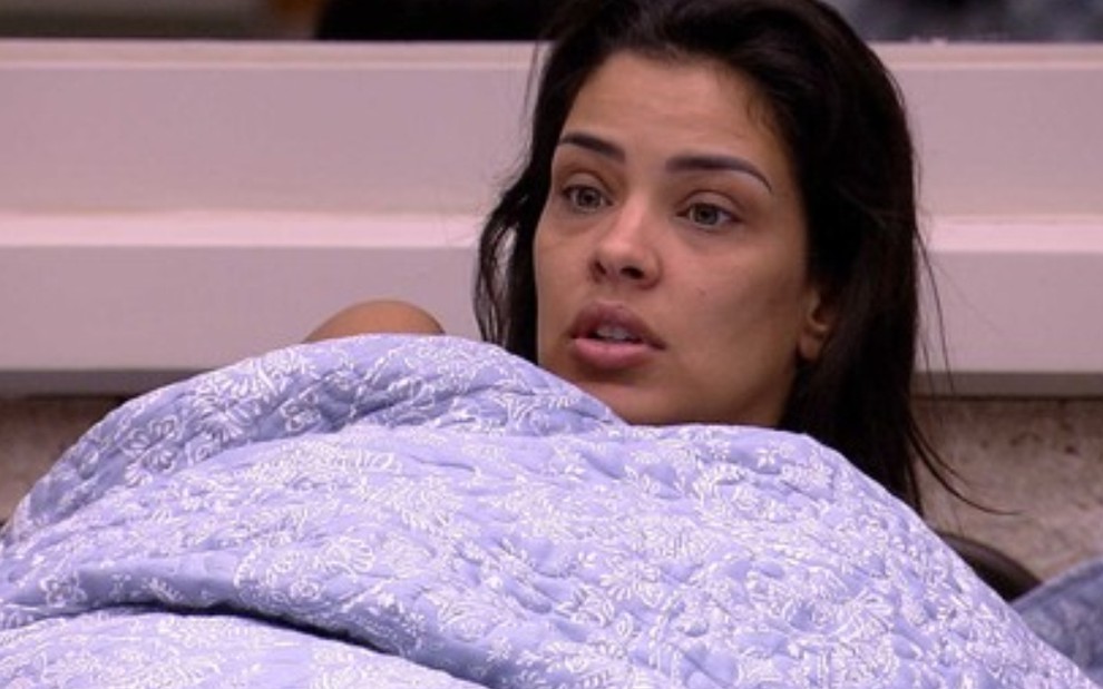 Ivy Moraes enrolada num edredom numa cama do BBB20 na madrugada de domingo (15)
