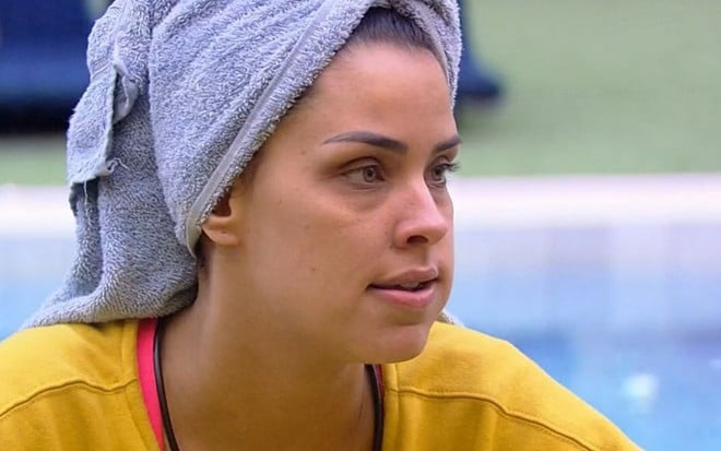 Imagem de Ivy Moraes de toalha na cabeça em conversa com Gizelly Bicalho na xepa do BBB20