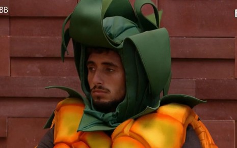 Lucas Chumbo vestido de abacaxi em castigo do monstro, do Big Brother Brasil 20