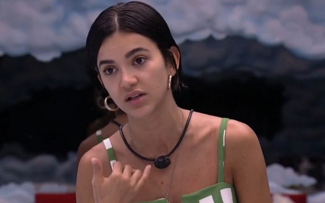 No quarto Céu do BBB20, Manu Gavassi faz sinal com a mão
