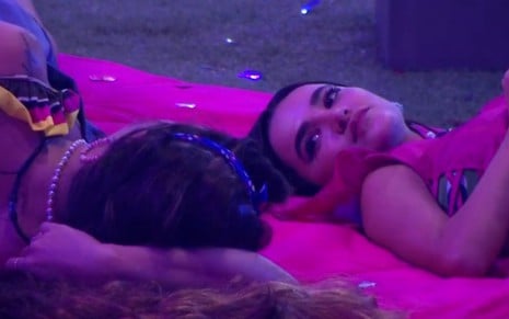 Rafa Kalimann e Manu Gavassi deitadas durante a festa que aconteceu no BBB20 na madrugada de sábado (18)