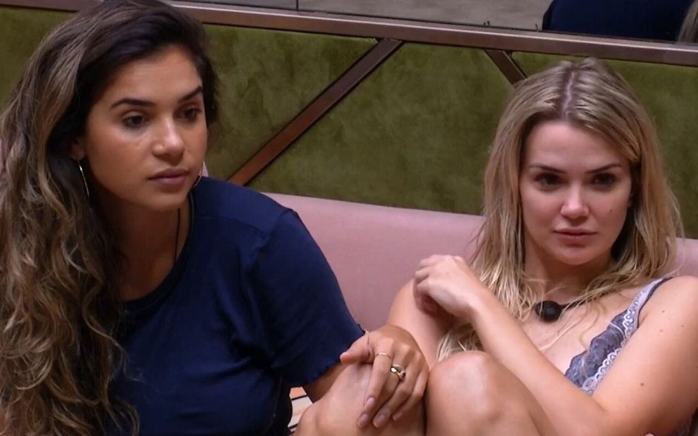 As sisters Gizelly Bicalho e Marcela Mc Gowan no sofá do Big Brother Brasil 2020