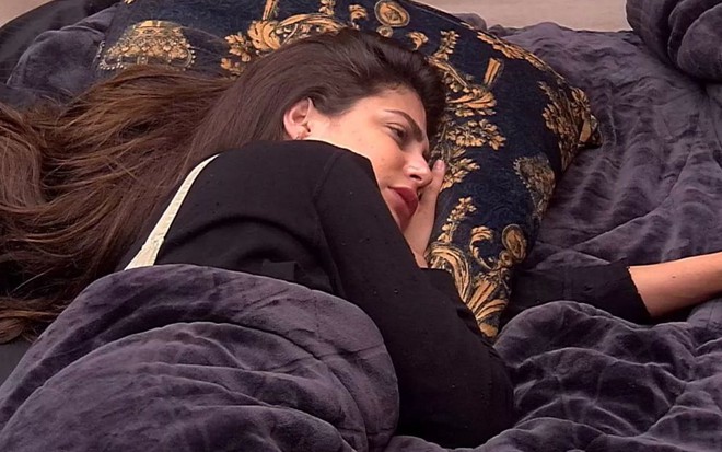 Imagem de Mari Gonzalez deitada na cama do líder no BBB20