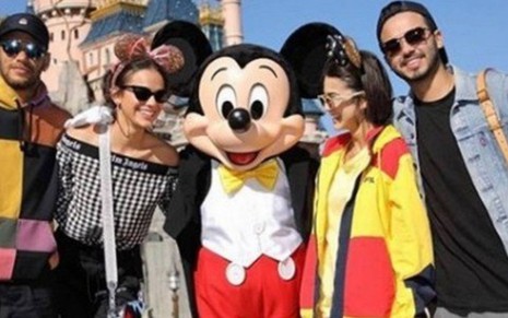 Imagem de Neymar Jr., Bruna Marquezine, Manu Gavassi e Krisna Carvalho com o Mickey na Disney de Paris