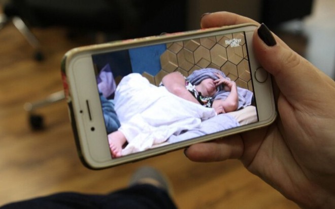 Transmissão ao vivo da casa do BBB19 via pay-per-view em um aparelho celular
