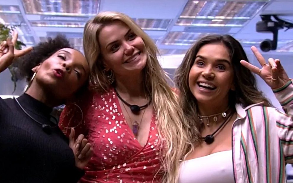 Na sala do Big Brother Brasil, Thelma de Assis, Marcela Mc Gowan e Gizelly Bicalho sorriem