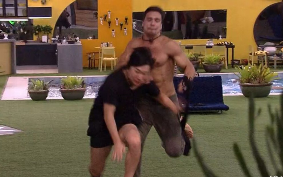 O ginasta Petrix Barbosa empurra o youtuber Pyong Lee na corrida para atender o big fone do BBB20, da Globo