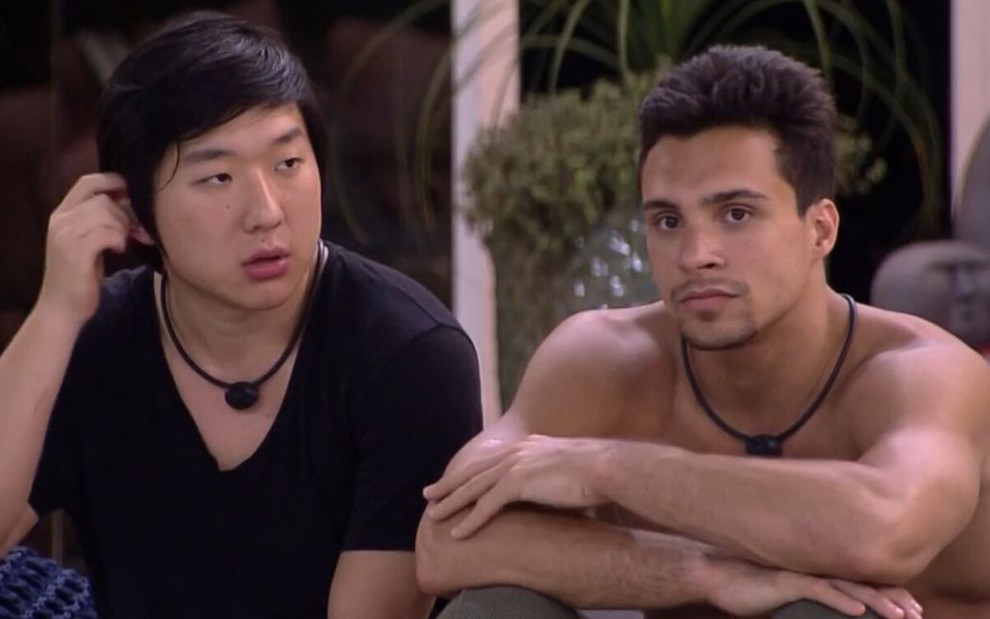 Pyong e Petrix conversam na área externa no Big Brother Brasil 20, da Globo