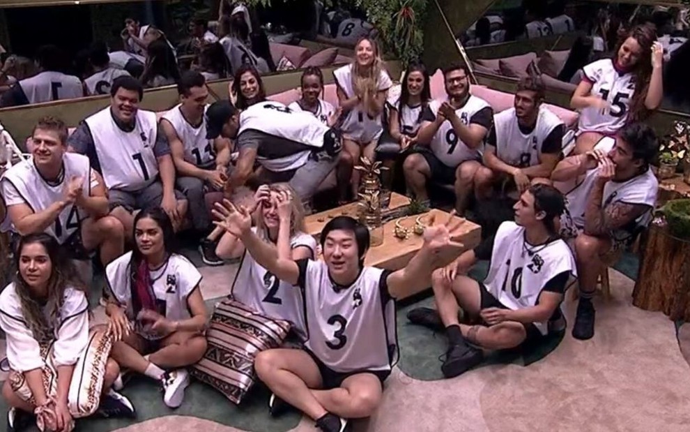 Os 18 participantes na sala do Big Brother Brasil 20 durante interação com Tiago Leifert