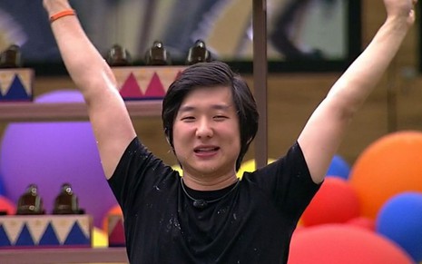 Imagem de Pyong Lee comemorando a vitória na prova do anjo no BBB20