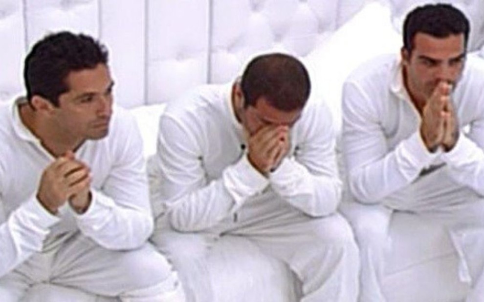 Os participantes do Big Brother Brasil 9: Newton, Ralf e Leo sofrem no quarto branco