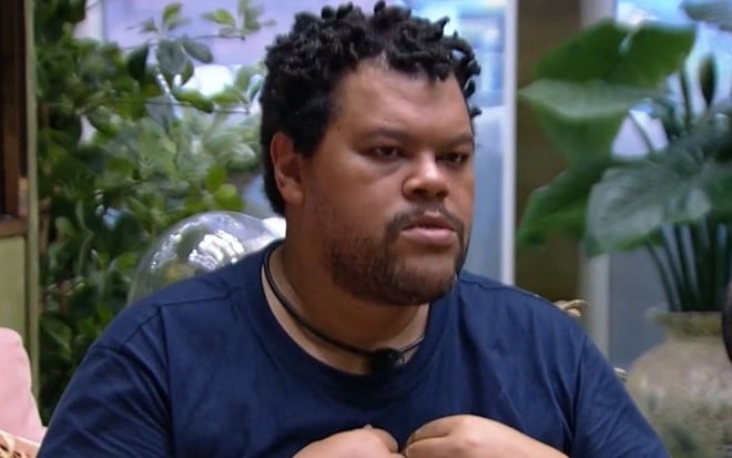 Imagem de Babu Santana na sala do BBB20