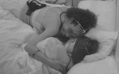 Imagem de Thelma Assis e Manu Gavassi deitadas em uma cama do quarto céu no BBB20