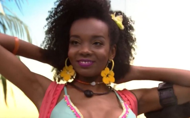 Imagem de Thelma Assis se arrumando em frente ao espelho do banheiro praia no BBB20