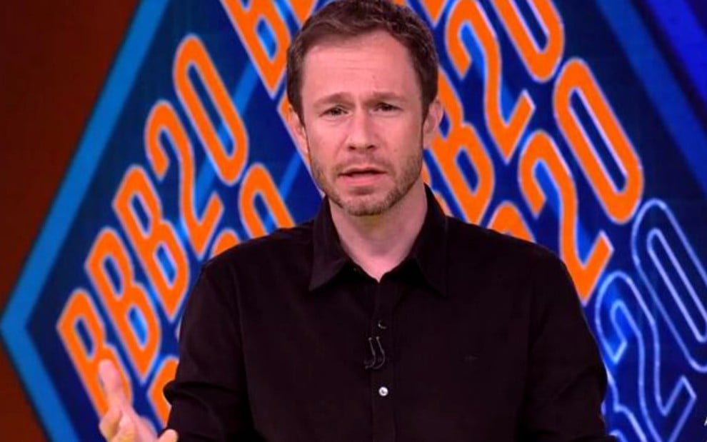 O apresentador Tiago Leifert com expressão séria durante episódio do BBB20