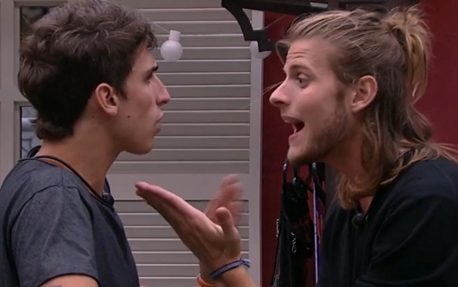 Imagem de Daniel Lenhartd e Felipe Prior discutindo no quarto vila durante festa no BBB20