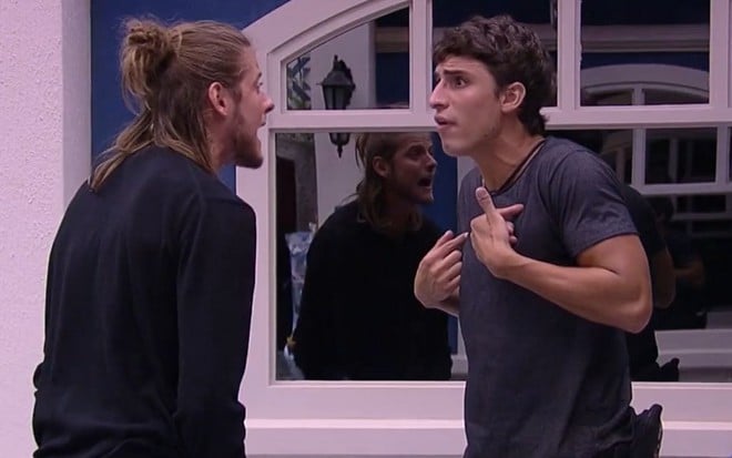 Imagem de Daniel Lenhartd e Felipe Prior discutindo no quarto vila durante festa no BBB20