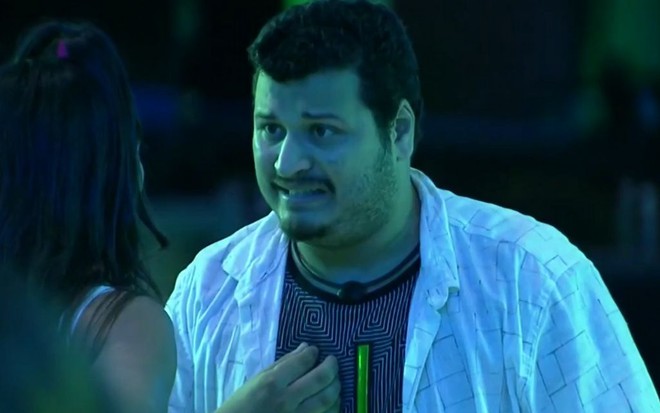 Imagem de Victor Hugo em conversa com Ivy Moraes durante festa no BBB20