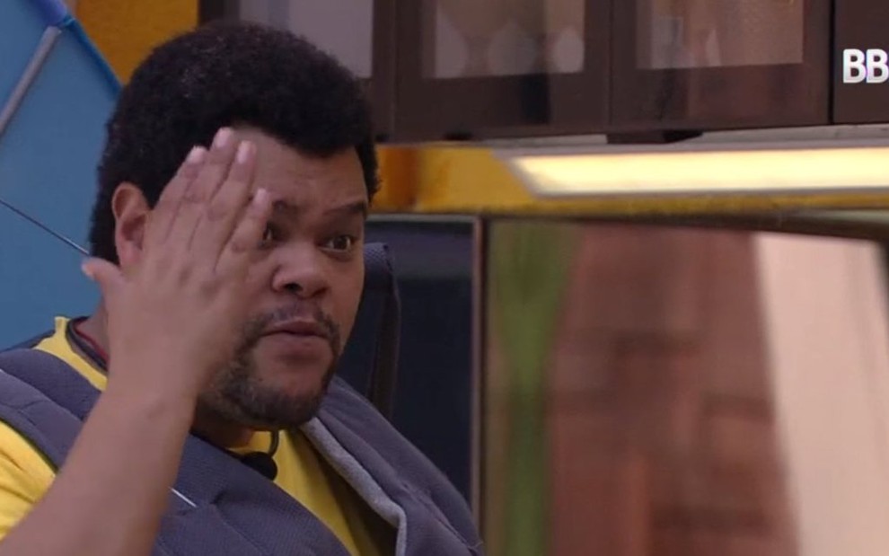 O ator Babu Santana gesticula impaciente e irritado na casa do Big Brother Brasil