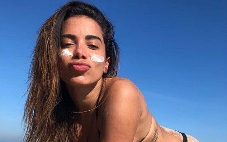 Anitta faz bico em foto de biquíni publicada no Instagram