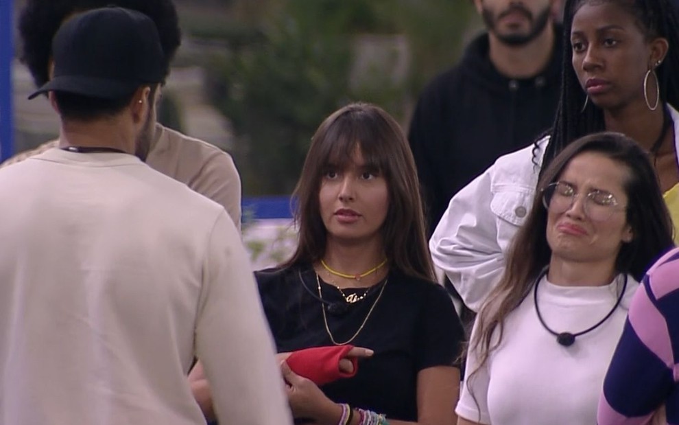 Arcrebiano (de costas) com Thaís e Juliette na sua frente no BBB21, da Globo