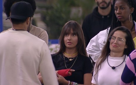 Arcrebiano (de costas) com Thaís e Juliette na sua frente no BBB21, da Globo
