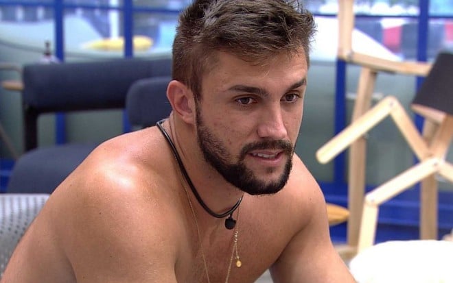 Imagem de Arthur Picoli sem camisa na sala do BBB21