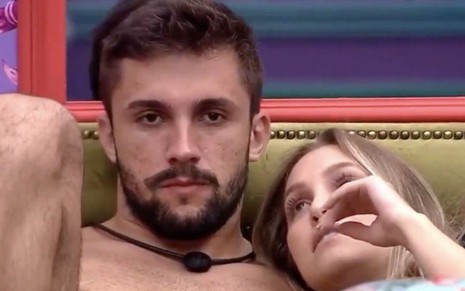Arthur Picoli e Carla Diaz deitados na cama do BBB21, da Globo