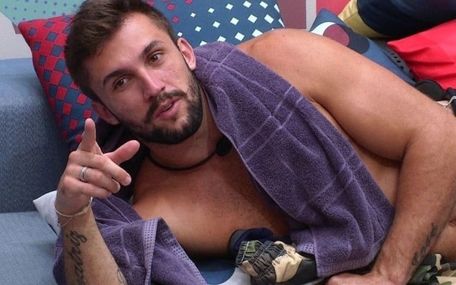 Arthur está deitado no sofá enquanto conversa do no BBB21