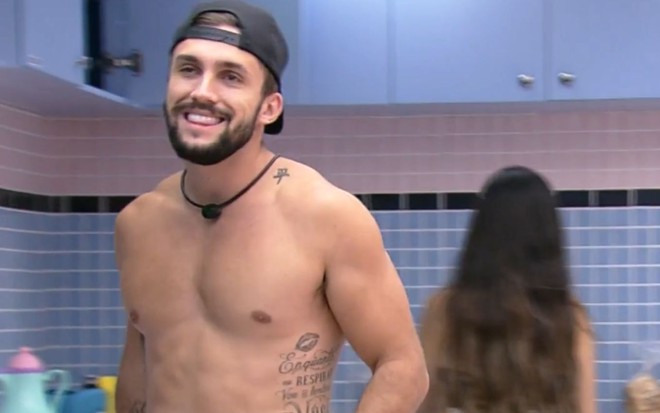 Imagem de Arthur Picoli (à esq.) e Juliette Freire (de costas) na cozinha da Xepa do BBB21