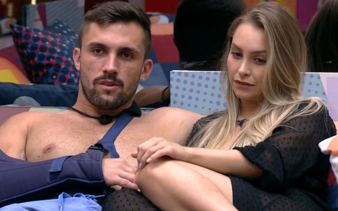 Imagem de Arthur Picoli sem camisa e Carla Diaz com roupa preta juntos na sala do BBB21