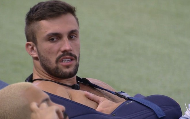 Imagem de Arthur Picoli conversando com Projota na área externa do BBB21