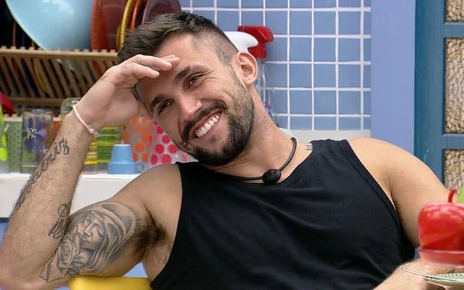 Imagem de Arthur Picoli de regata preta na cozinha da Xepa no BBB21