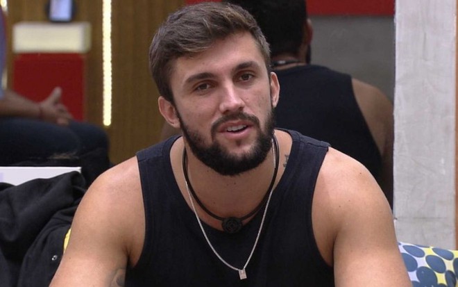 Imagem de Arthur Picoli com regata preta no BBB21