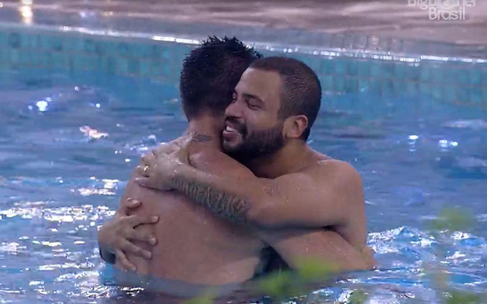 Arthur Picoli e Projota comemoram na piscina e se abraçam no BBB21