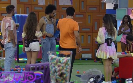 Imagem de participantes do BBB21 na pista de dança durante festa