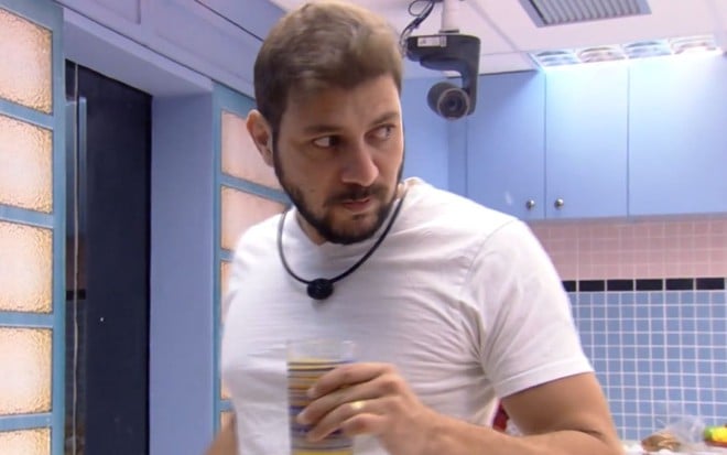 Imagem de Caio Afiune na cozinha da Xepa do BBB21