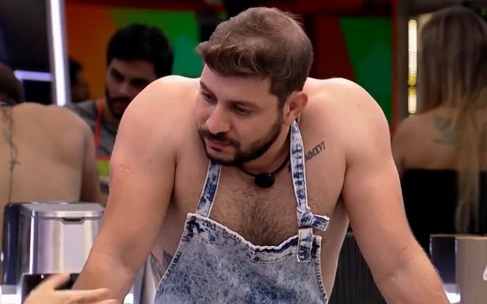 Imagem de Caio Afiune na cozinha do BBB21, da Globo